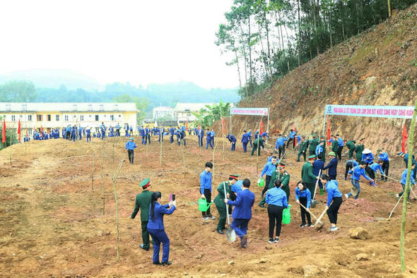 Cán bộ và công nhân Nhà máy Z183 tham gia trồng cây. 