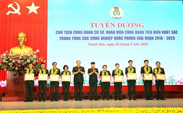 Thủ trưởng Tổng cục CNQP trao Bằng khen tặng các đồng chí Chủ tịch công đoàn cơ sở tiêu biểu xuất sắc giai đoạn 2018-2023.