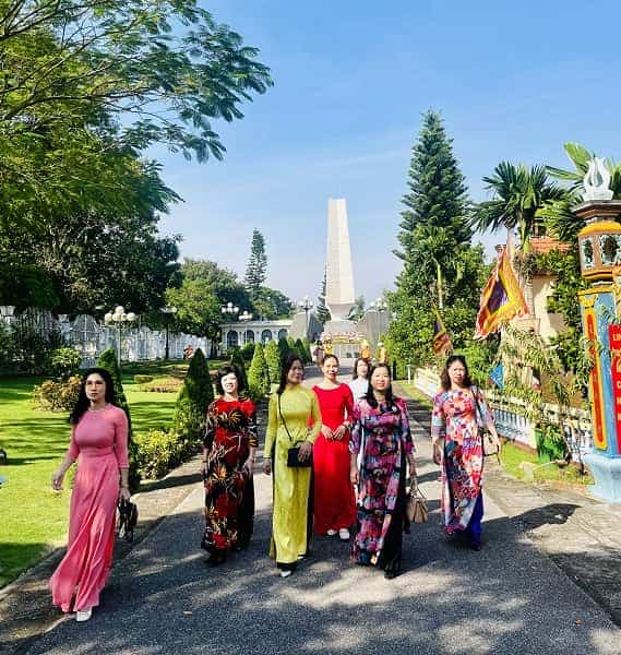 Duyên dáng áo dài.