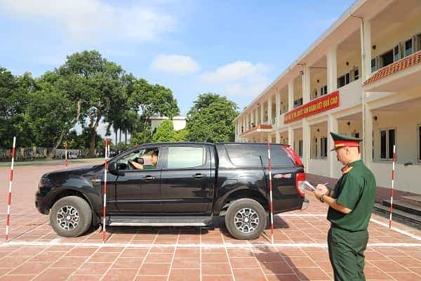 Thi thực hành lái xe con.