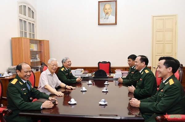  Tổng Bí thư, Chủ tịch nước, Bí thư Quân ủy Trung ương Nguyễn Phú Trọng nói chuyện thân mật với các đồng chí trong Đảng ủy, Ban biên tập Báo Quân đội nhân dân trong buổi gặp mặt tại trụ sở Văn phòng Trung ương Đảng, ngày 16/10/2020. Ảnh: PHÚ SƠN