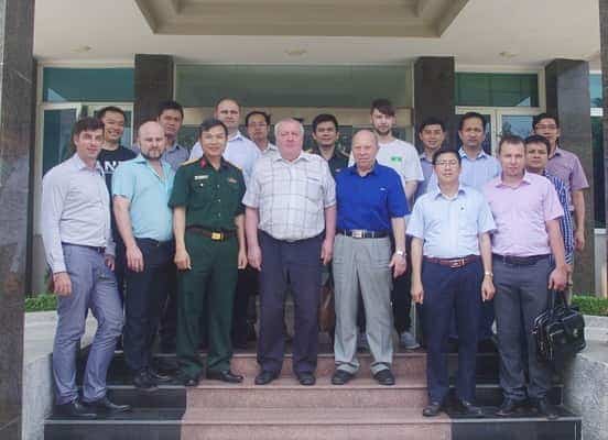 <em>Đoàn chuyên gia Nga sang làm việc tại Viện.