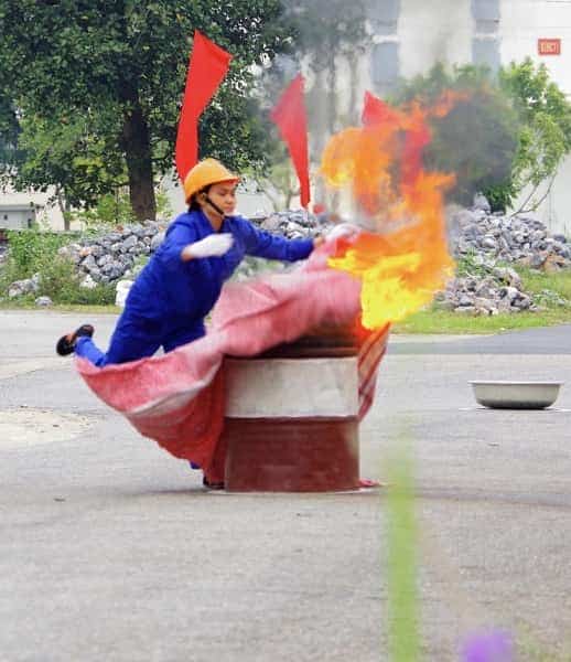 Thực hiện thao tác dập lửa bằng chăn tại Hội thao PCCN.