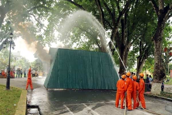 <span> Phần thi thực hành triển khai đội hình chữa cháy bằng bơm chữa cháy di động, phun nước qua ụ dập tắt đám cháy trong nhà.</span>