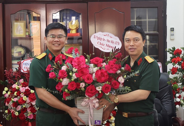 Trung tướng Nguyễn Mạnh Hùng và các đại biểu tặng hoa chúc mừng các diễn viên Đoàn Văn công Quân khu 3.