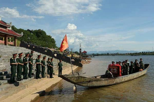 Thực hiện nghi lễ thả hoa tri ân các liệt sỹ trên sông Thạch Hãn<br />
(Quảng Trị).