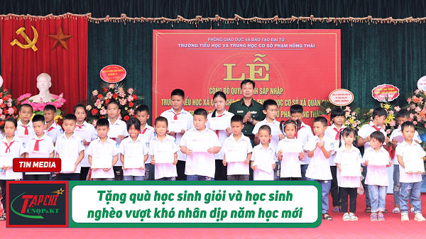 MEDIA - Tặng quà học sinh giỏi và học sinh nghèo vượt khó nhân dịp năm học mới