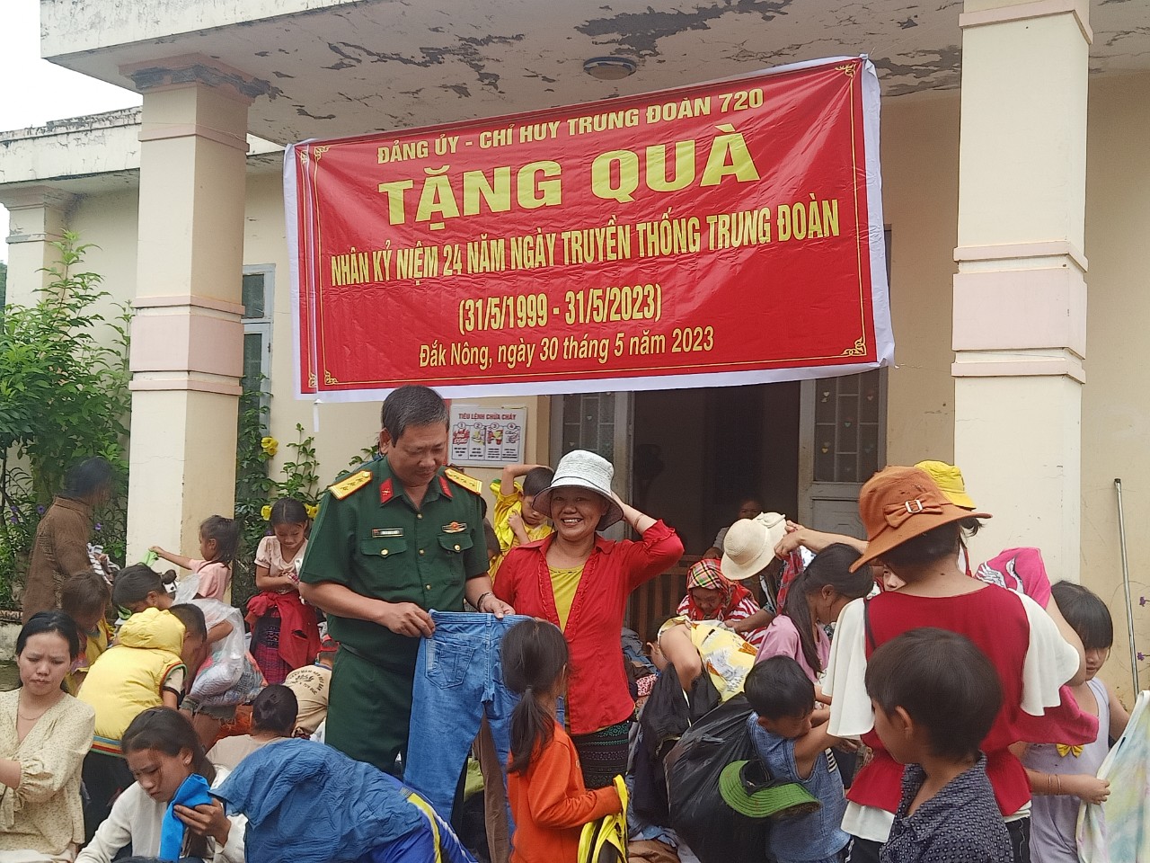 Trung đoàn 720 tặng quà đồng bào có hoàn cảnh khó khăn