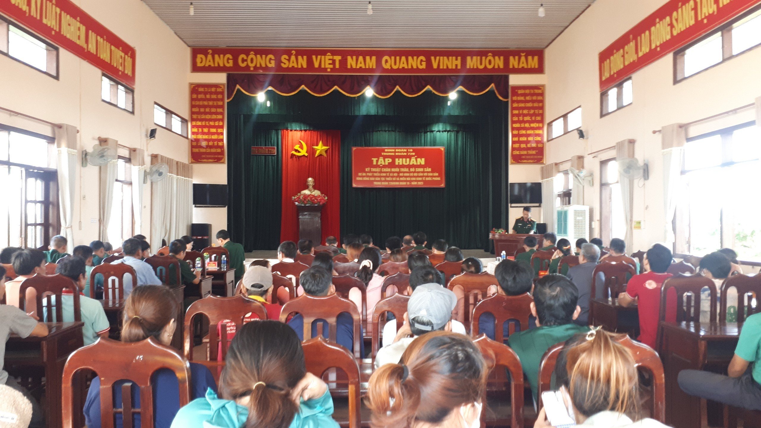 Trung đoàn 720 tập huấn kỹ thuật chăn nuôi trâu, bò cho 86 hộ dân trên địa bàn