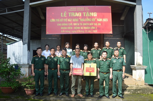 Binh đoàn 16 trao kinh phí hỗ trợ xây dựng “Nhà đồng đội”