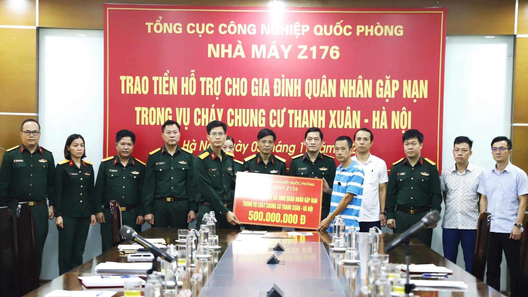Nhà máy Z176 trao hơn 1 tỷ đồng hỗ trợ gia đình quân nhân gặp nạn