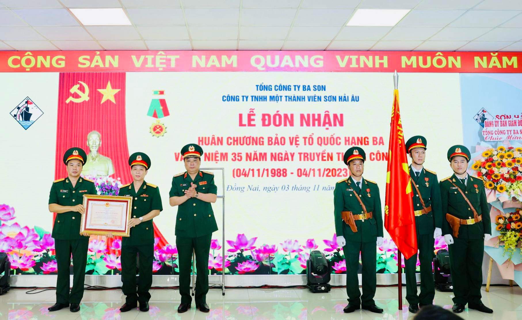 Công ty Sơn Hải Âu đón nhận Huân chương Bảo vệ Tổ quốc hạng Ba