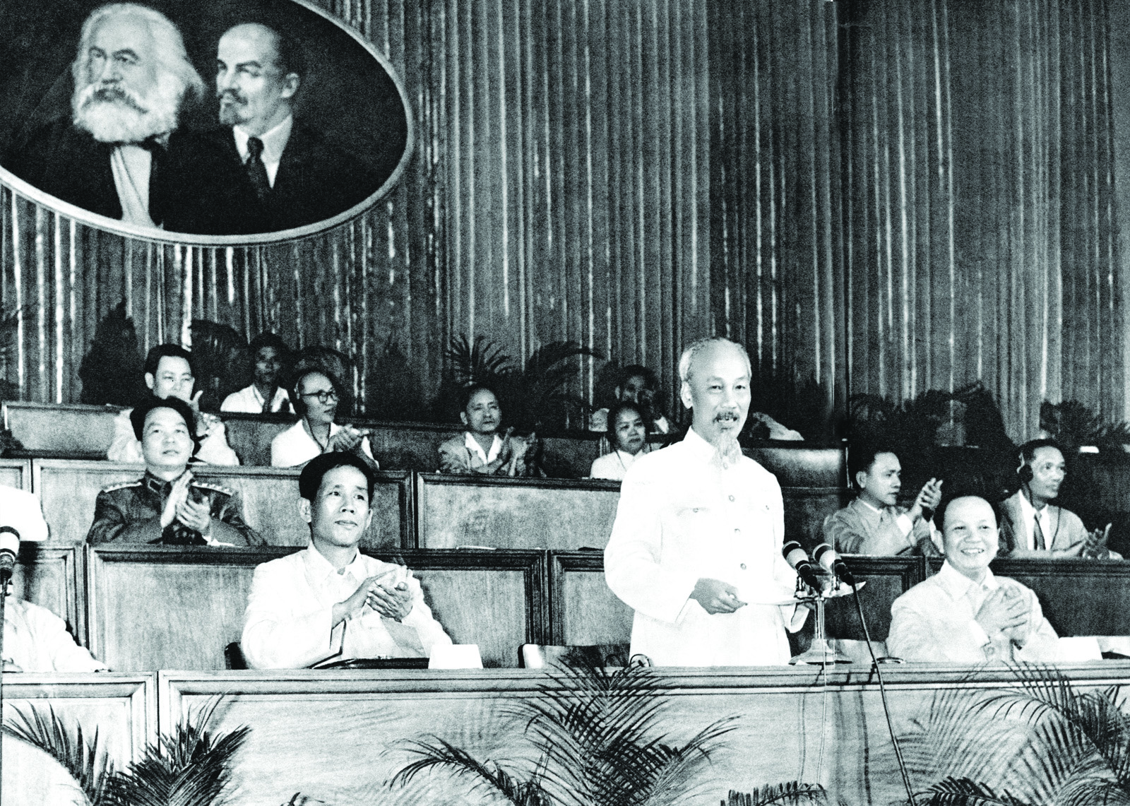 Tư tưởng Hồ Chí Minh về xây dựng Cương lĩnh, đường lối chính trị của Đảng cầm quyền