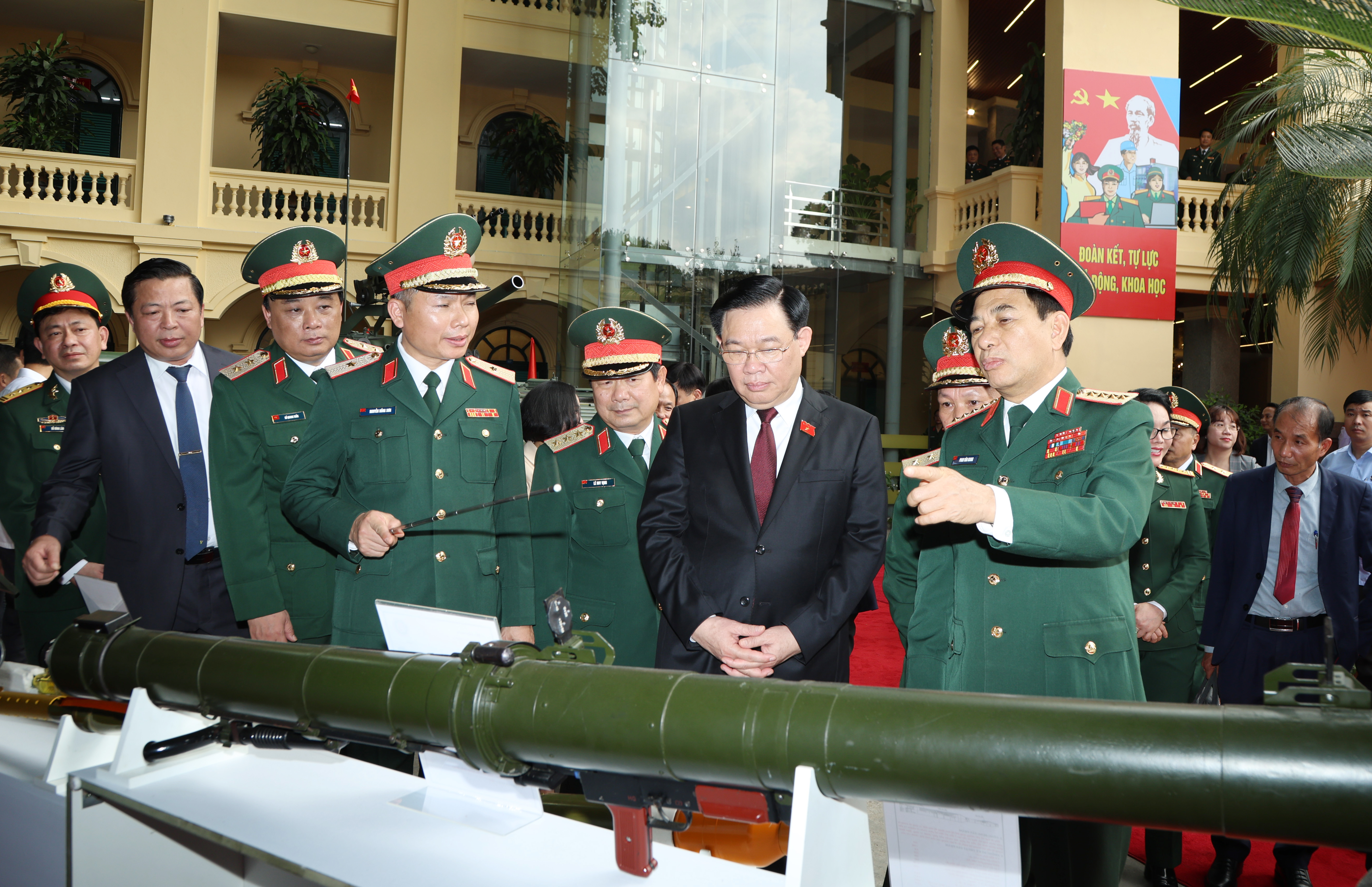 Chủ tịch Quốc hội Vương Đình Huệ thăm và làm việc với Tổng cục Công nghiệp quốc phòng