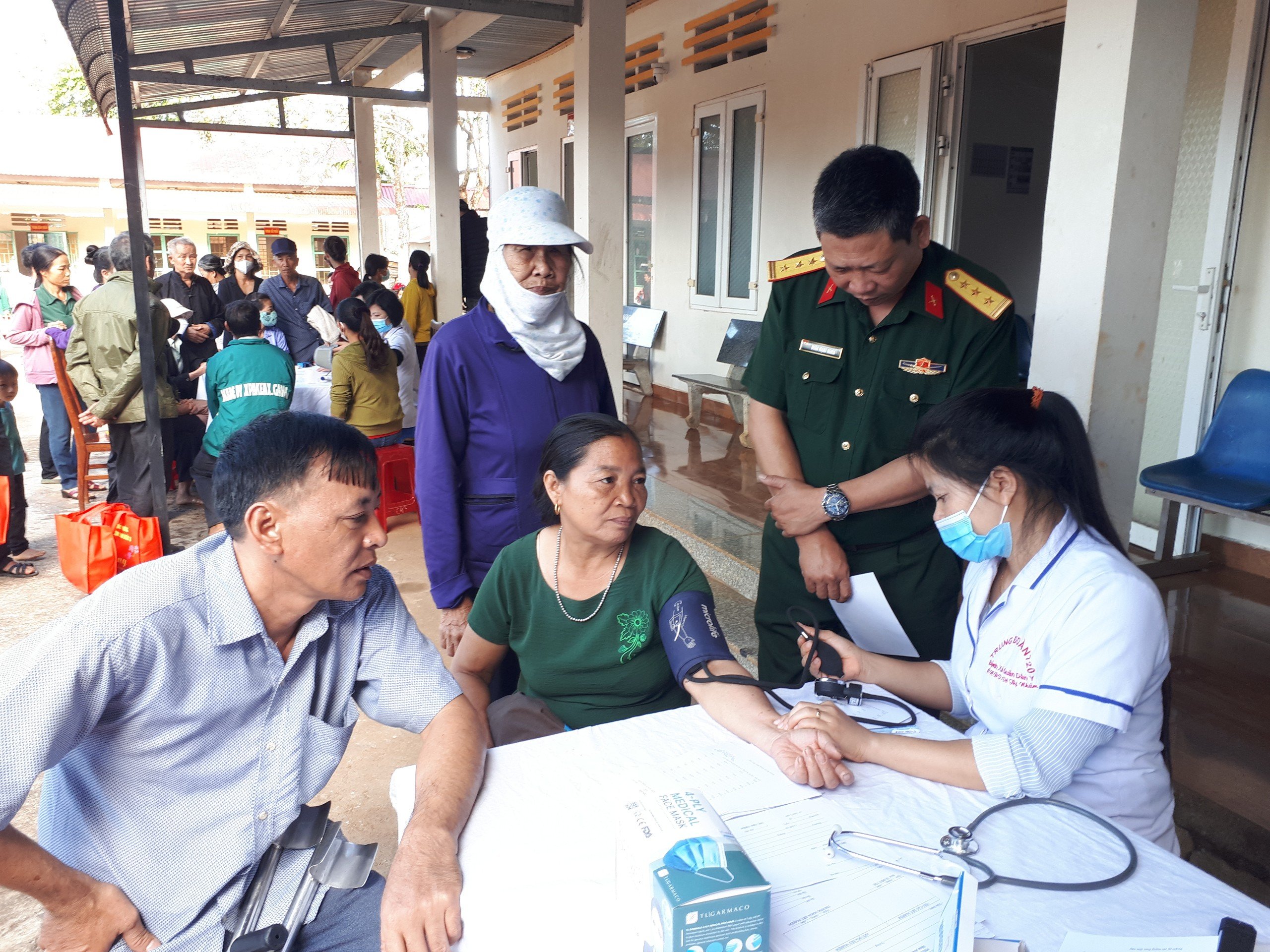 Trung đoàn 720 tặng quà, khám bệnh cho người dân