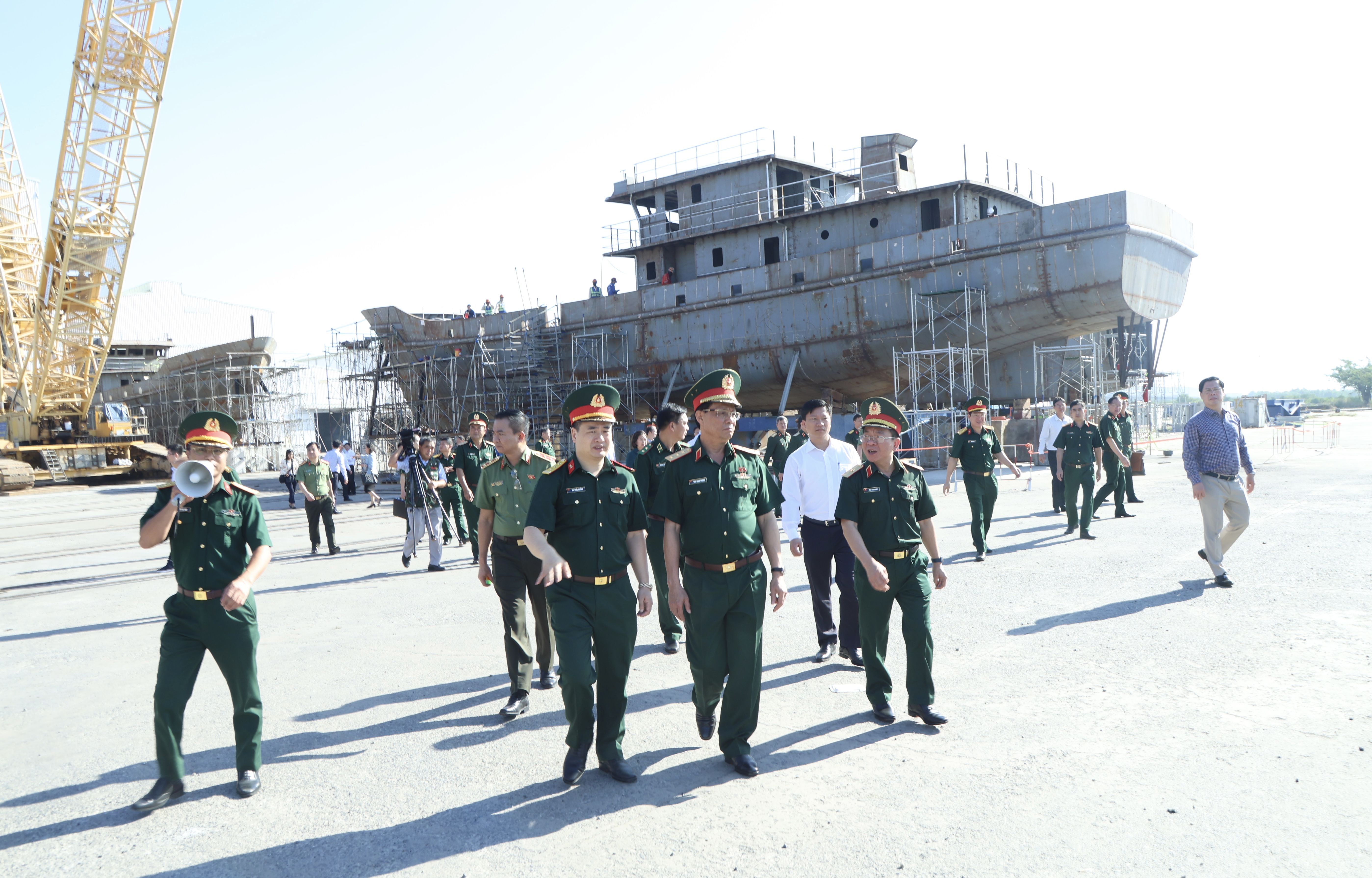 Đoàn khảo sát xây dựng Luật Công nghiệp quốc phòng, an ninh và động viên công nghiệp làm việc tại Tổng công ty Ba Son