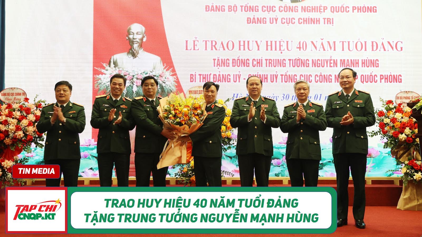 MEDIA - Trao Huy hiệu 40 năm tuổi Đảng tặng Trung tướng Nguyễn Mạnh Hùng