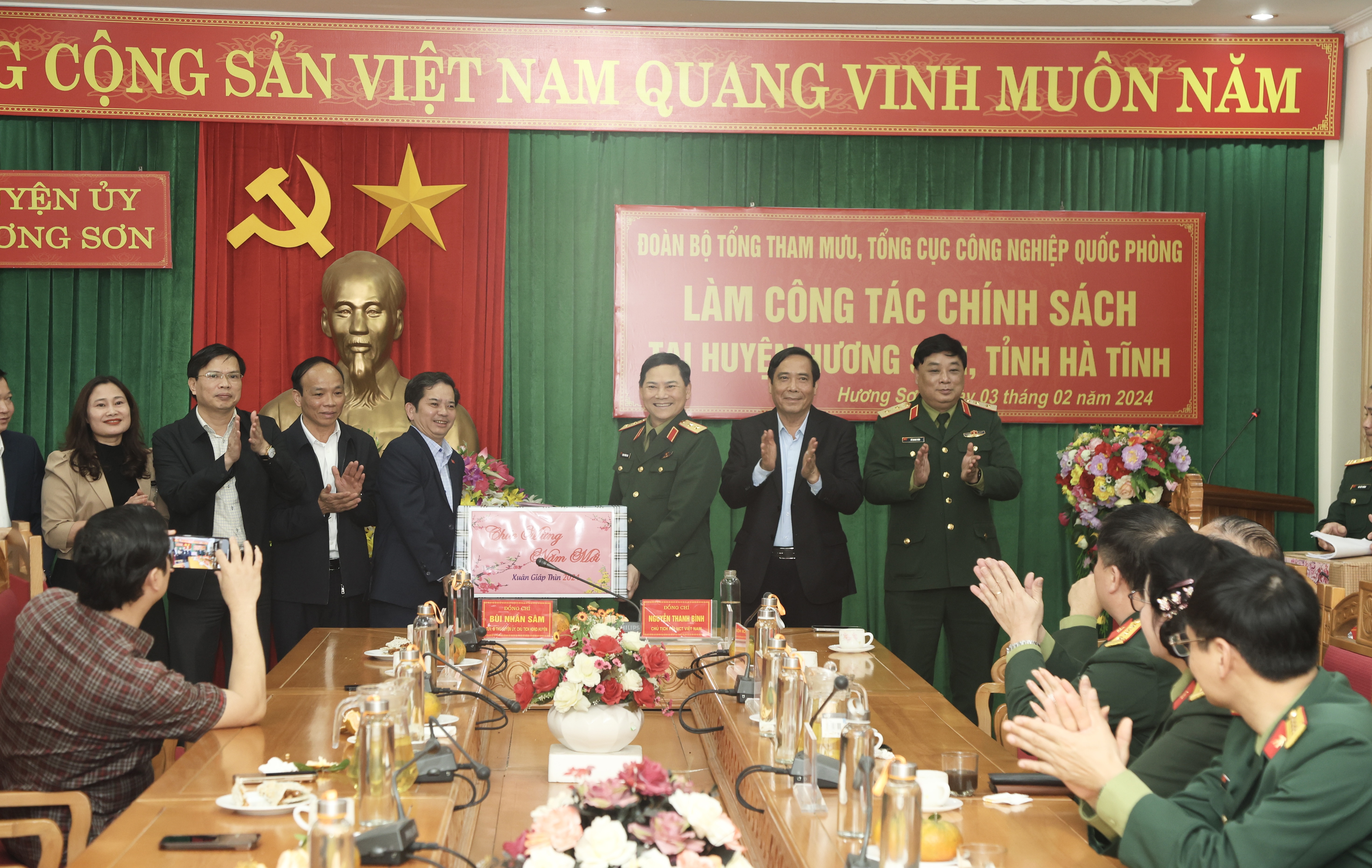 Bộ Tổng Tham mưu và Tổng cục Công nghiệp quốc phòng thăm, tặng quà tại Hà Tĩnh