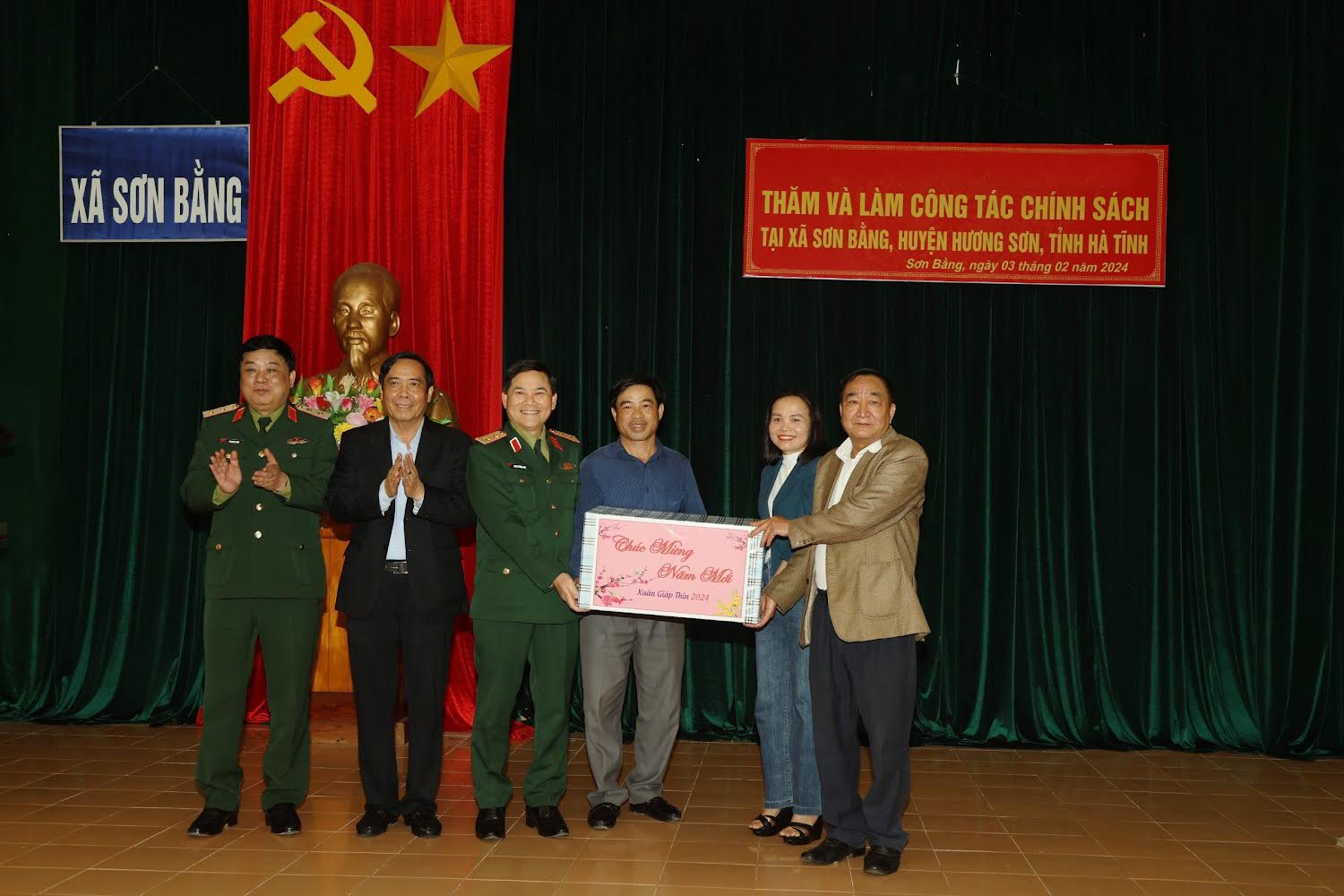 MEDIA - Cùng chăm lo Tết cho nhân dân tại Hà Tĩnh