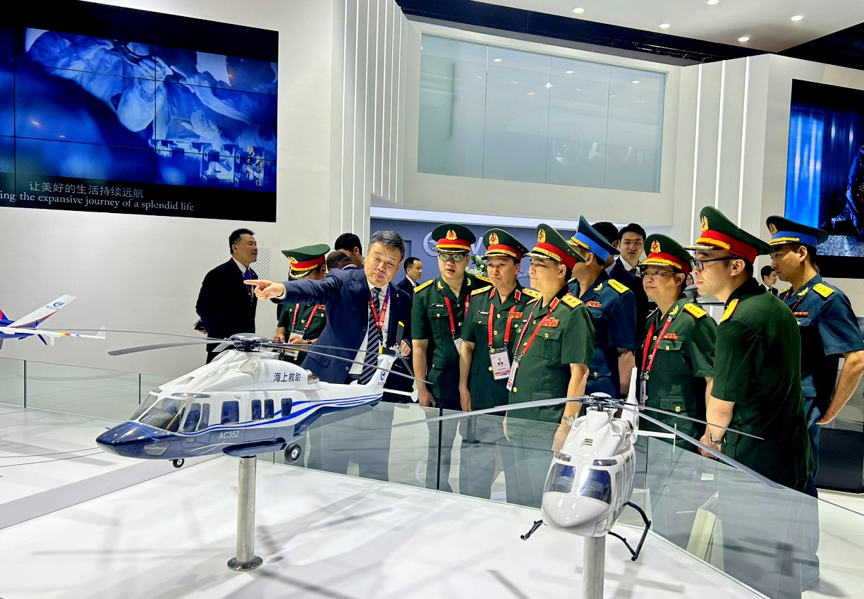 Đoàn công tác của Bộ Quốc phòng tham dự Triển lãm Hàng không Singapo Airshow