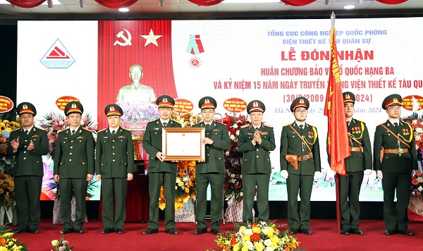 Viện Thiết kế tàu quân sự đón nhận Huân chương Bảo vệ Tổ quốc hạng Ba