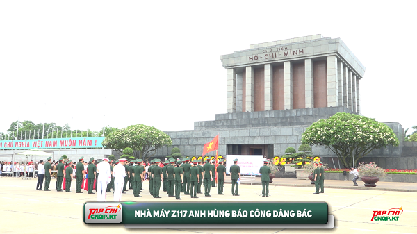 MEDIA - Nhà máy Z117 báo công, dâng hoa và vào Lăng viếng Bác