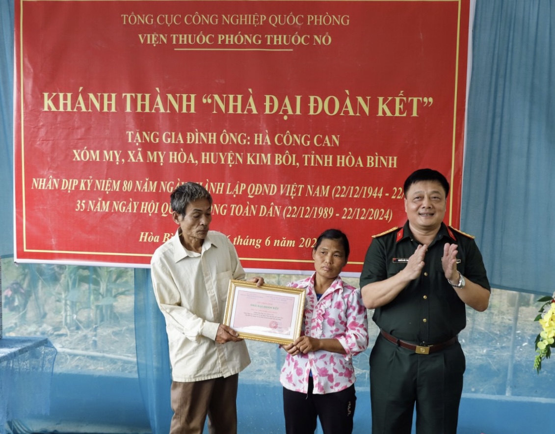 Viện Thuốc phóng Thuốc nổ bàn giao Nhà Đại đoàn kết tại Hòa Bình