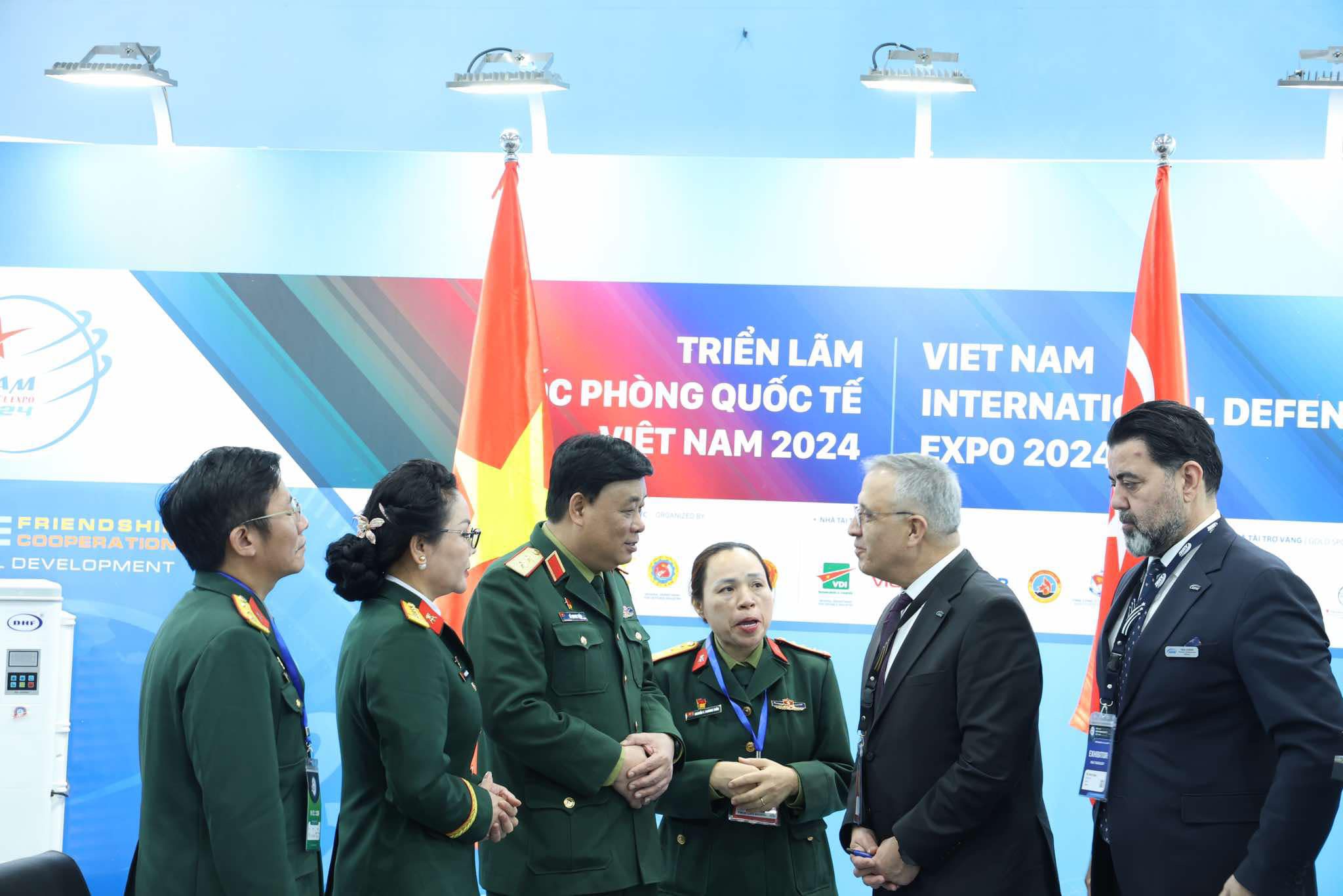 Tiếp xúc song phương và ký kết biên bản ghi nhớ với các đối tác nước ngoài